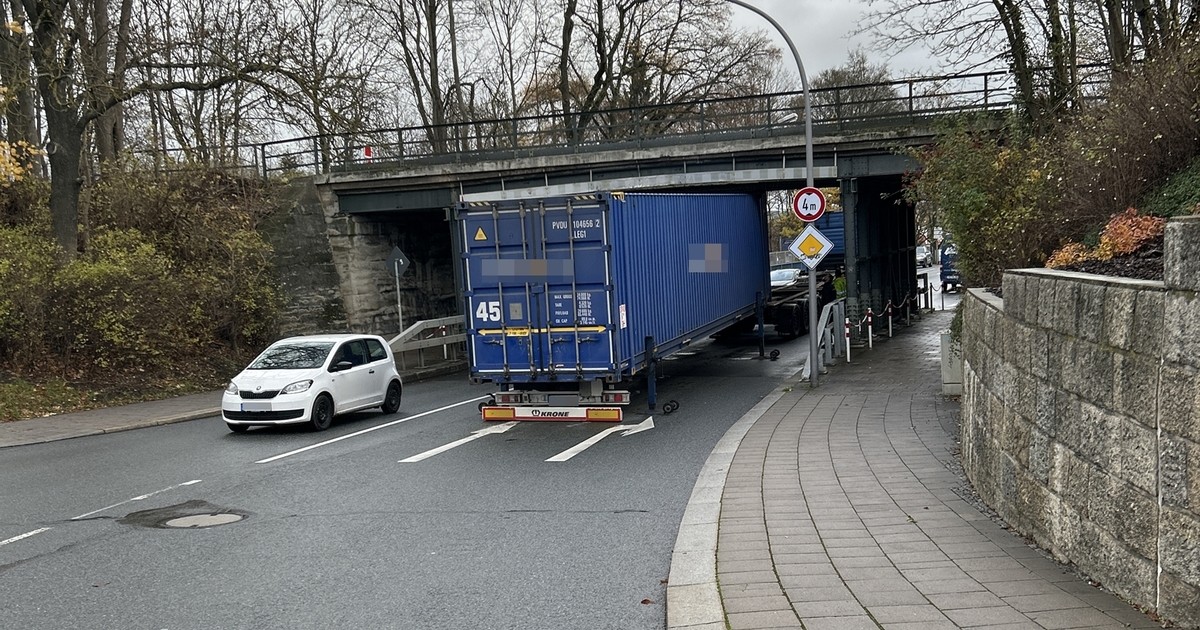 Überseecontainer bleibt an Brücke hängen Massive Verkehrsprobleme in