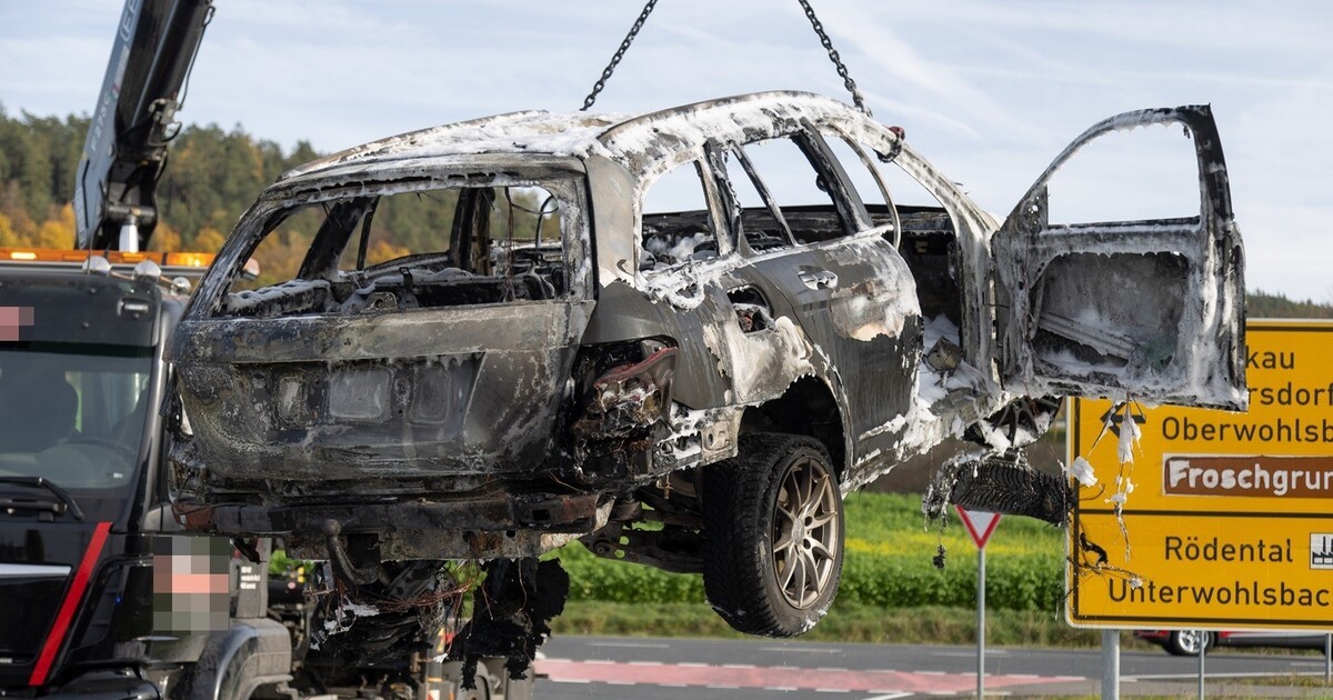 B4 / Rödental: Fahrer Bemerkt Qualm Aus Motorraum – Auto Brennt ...