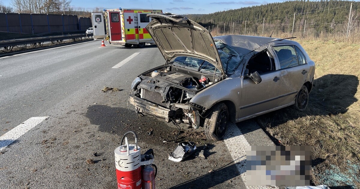 A93 Rehau 22 Jährige überschlägt sich mit Auto mehrfach Rettungshubschrauber muss landen