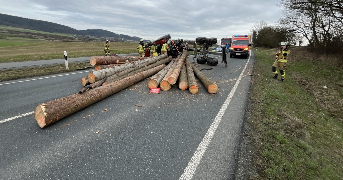 Mikado Auf Der B303: Traktor-Gespann Kippt Und Verliert Die Komplette ...