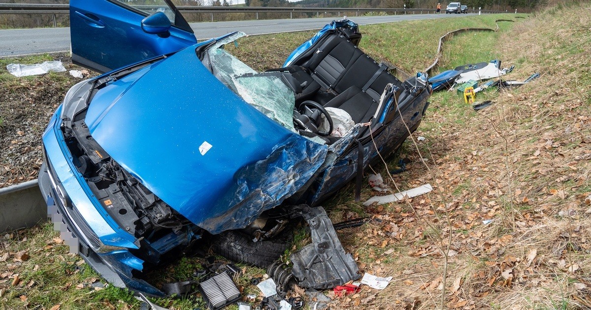 +UPDATE+ B85 / Kulmbach: Zwei Autos Kollidieren Frontal – Zwei Personen ...