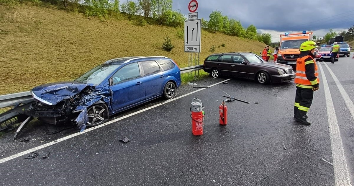 Pkw Schleudert In Gegenverkehr: Schwerer Unfall Auf Der B4 Bei Rödental ...