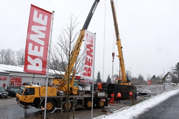 Heinersreuth (Lkr. Bayreuth) Bus stürzt auf Supermarkt